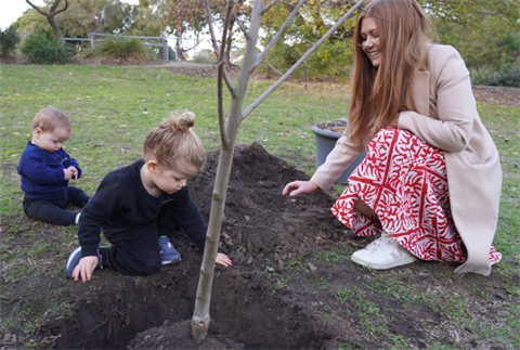 Frankston-City-Council-Deputy-Mayor-Steffie-Conroy-and-her-children-planting-at-Beauty-Park